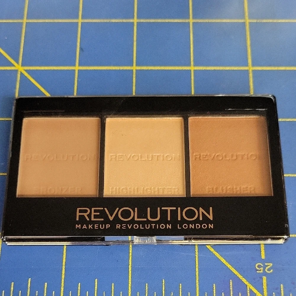 Revolution Bronzer Blush Highlighter Palette Light Meduim C04 New